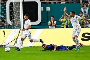 Messi, en el piso, durante un lapso del partido entre la Argentina y Honduras, jugado en Miami
