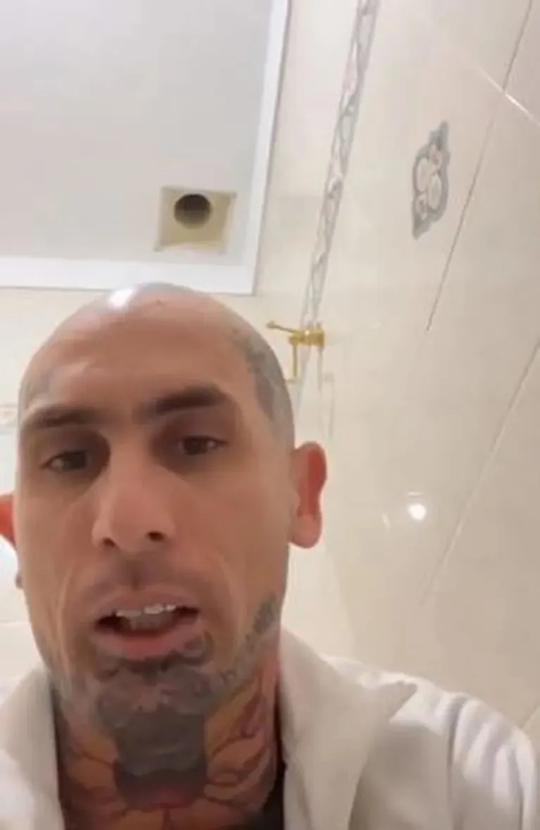 Emanuel Noir, furioso porque no pudo entrar a los Premios Gardel (Foto: captura de video)