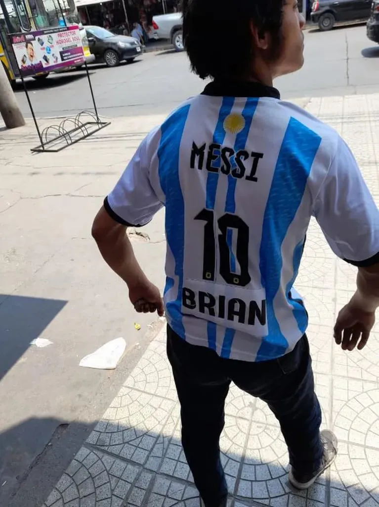 A la camiseta que le regaló le puso su nombre. (Foto: TN).