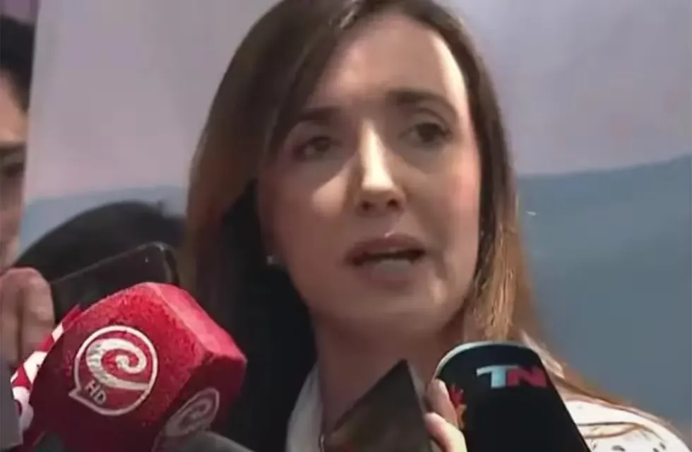 VICTORIA VILLARRUEL VOTANDO