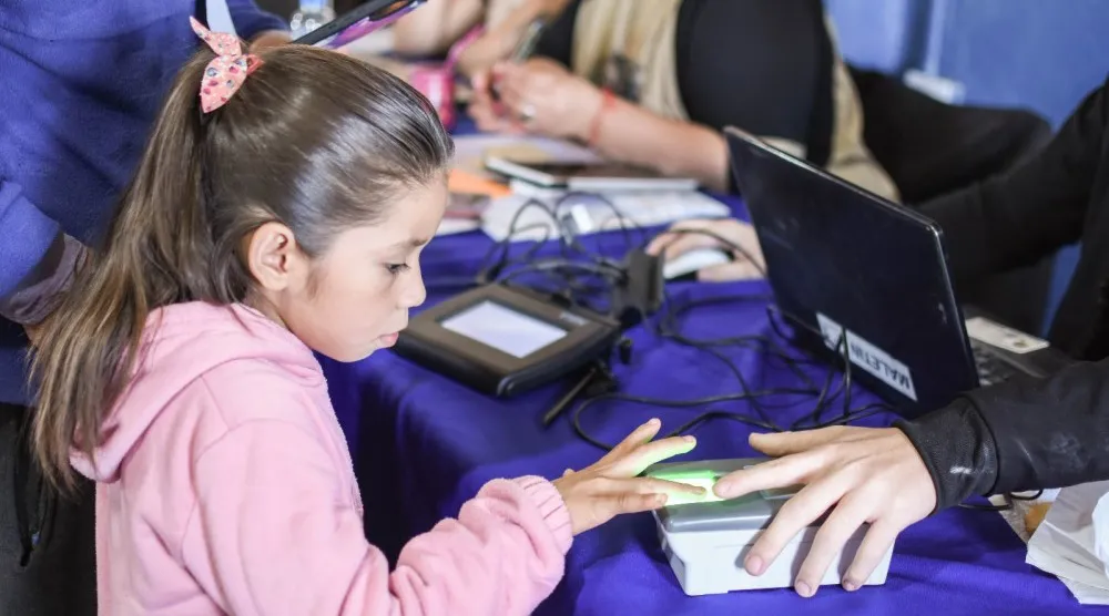 operativo nena dedo identificación