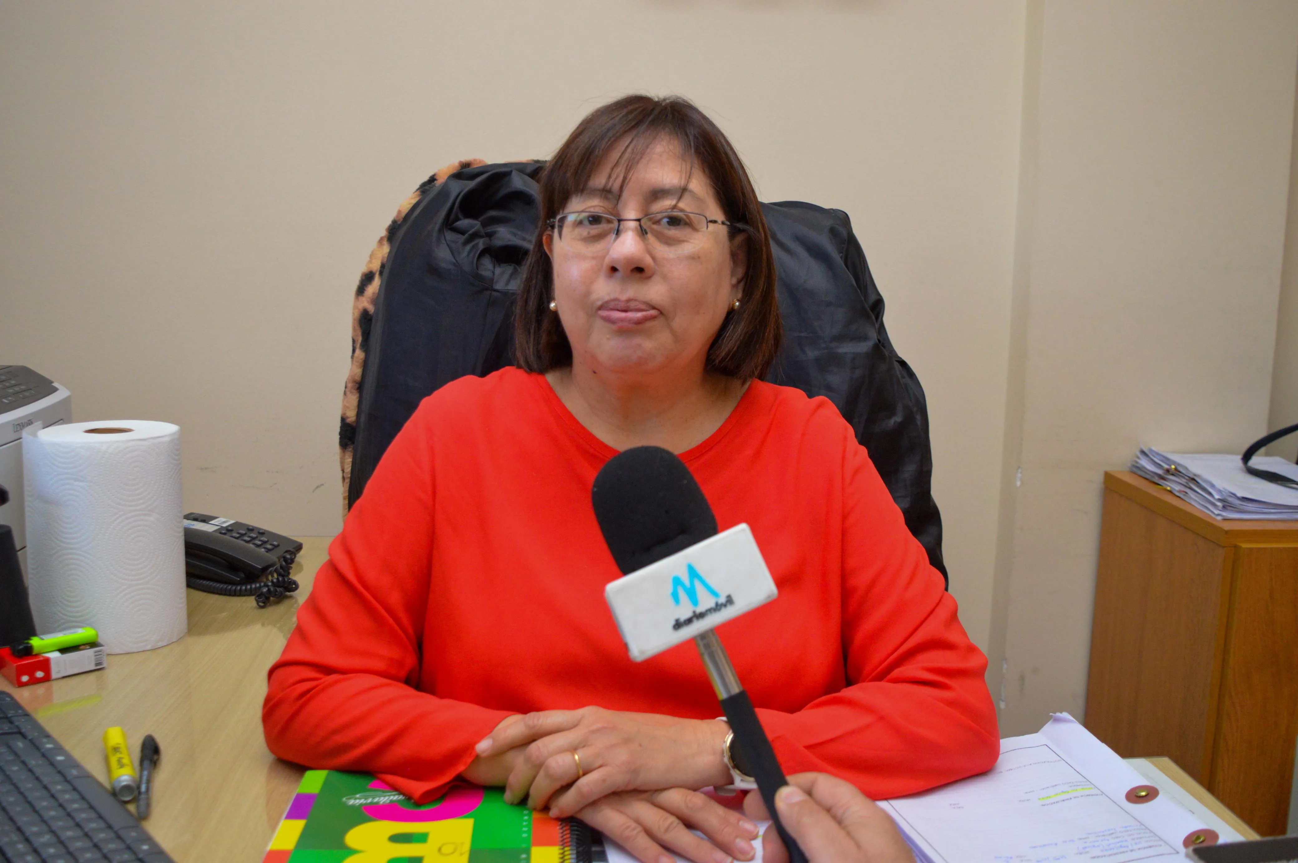 La mujer que ocasionó destrozos en un auto y en el hospital habría estado bajo efectos de sustancias