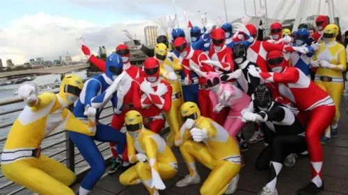 Hay tendencias de moda, como esta de Power Rangers, que ayudan a incrementar sus ventas.