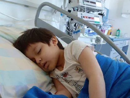 Ana Lucía tuvo que viajar a Zúrich con su padre para recibir tratamiento oncológico ante el desabasto de medicinas. (Foto: Twitter Walter, Papá de Ana Lucía @evolution_today)