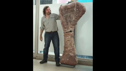 González Riga, junto al húmero gigante.