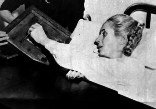 Eva Perón votó por primera y única vez aquel 11 de noviembre desde su cama. Murió ocho meses después.