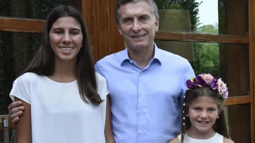 Macri con Iara y Kala Nisman.