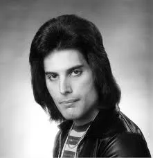 Acá una de Freddie un poco más grande: ¡Qué peluca!