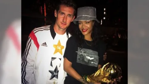 Goleadora. La cantante posa con el máximo goleador de todos los mundiales.