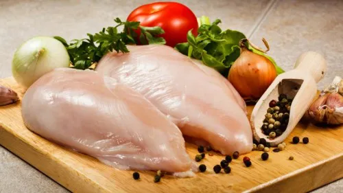 No se debe usar el mismo cuchillo que se utilizó para cortar carne vacuna para el pollo.