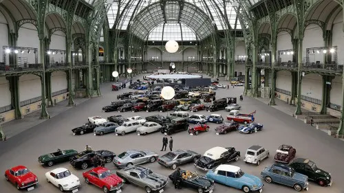 En exhibición. Cientos de autos antiguos de lujo se rematan en París.