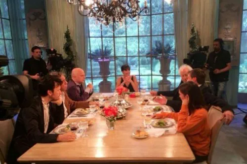 La única mujer en una mesa de caballeros.