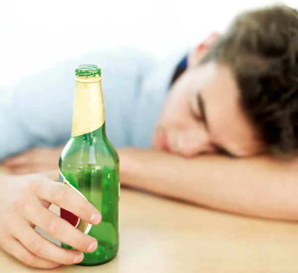 joven-bebiendo-alcohol