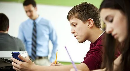 alumno con celular