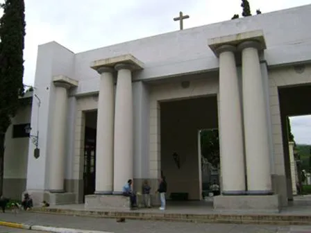 Acceso al Cementerio de la Santa Cruz. Salta