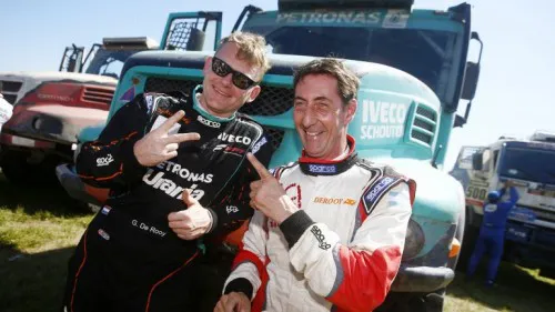 El argentino Federico Villagra celebró junto al campeón en camiones, Gerard De Rooy 