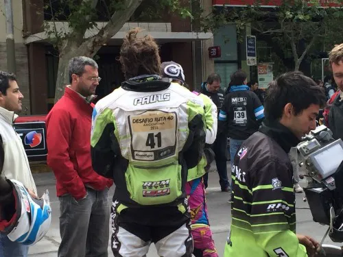 Casi listo. Uno de los 7 pilotos que participó del Desafío Ruta 40 antes de arrancar.