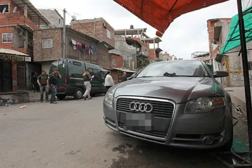 Hallazgo. El auto importado apareció oculto y abandonado en la villa.