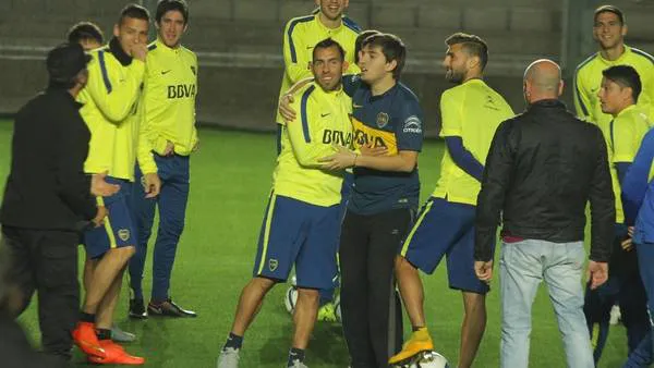 Tevez-abrazado-invadio-Delfo-Rodriguez_CLAIMA20150818_0312_28