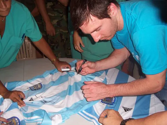 Messi firmando