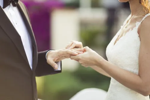 Los hombres ven la convivencia como una prueba para el casamiento, las mujeres no.