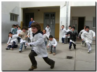 niños jugando en la escuela