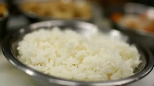 El arroz puede contaminarse con una bacteria llamada Bacillus cereus.