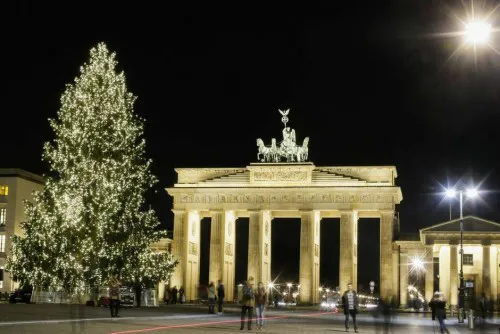 a Puerta de Brandenburgo en Berlín, Alemania, ya está acompañada de un imponente abeto