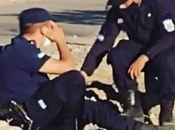 policia herido agotado cansado