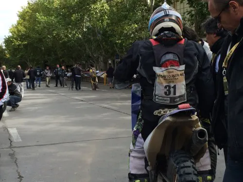 Preparado. El motociclista posa listo para la partida.
