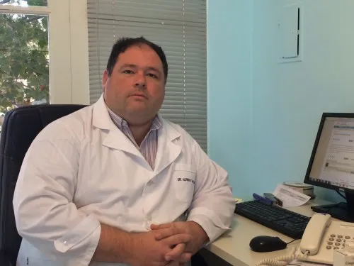 Director. El profesional médico es el encargado del IPHEM en la provincia.