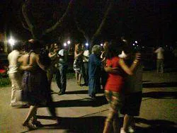 baila tango en el parque