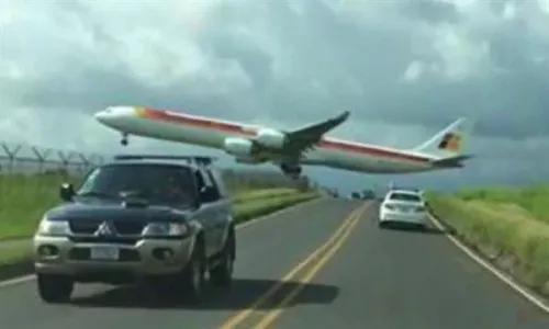 El avión pasó muy bajo y cerca de la ruta donde transitan los coches.