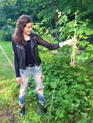 La joven en su propia huerta.