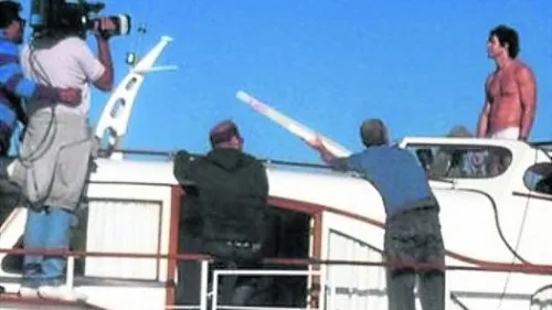 Grabación. En plena escena, Mariano filma en medio del Río de la Plata.