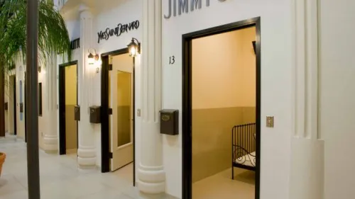 Las habitaciones del Barkley Pet Hotel parecen las entradas a tiendas de un centro comercial.