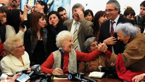 Festejos. En la sede de Abuelas de Plaza de Mayo se festejó el hallazgo de Guido.