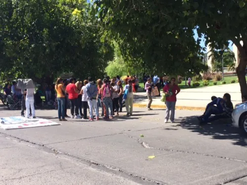 Organizados. Los manifestantes impedían el tránsito frente al Centro Cívico.