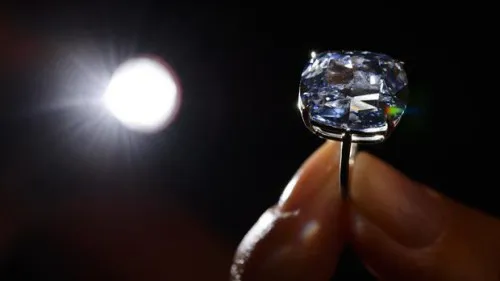 Lau llamó al diamante The Blue Moon of Josephine, en homenaje a su hija.