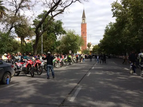 Campanil de fondo. La Plaza 25 de Mayo fue el lugar elegido para la largada.