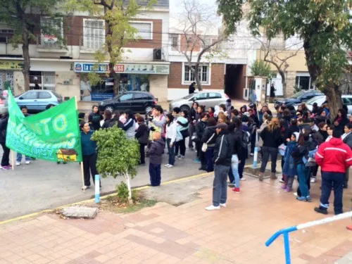 En movimiento. El grupo se dirigió sin hacer disturbios hasta el Centro Cívico para pedir por viviendas.