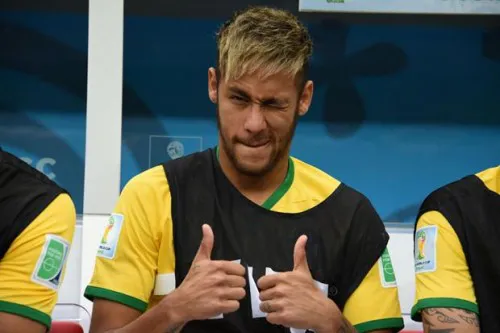 Apoyo logístico. A pesar de su dura lesión, la estrella de Brasil se hizo presente en el último partido.