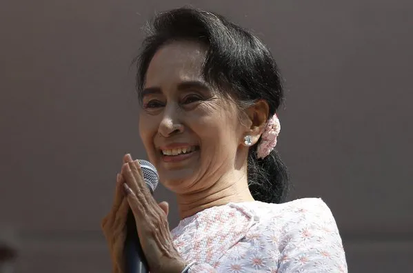 Aung-San-Suu-Kyi-habla-con-sus_54438727213_53389389549_600_396