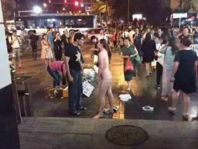 desnuda en la calle