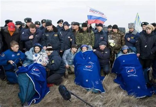 Aterriza en Kazajistán una nave con astronautas de Rusia y EEUU