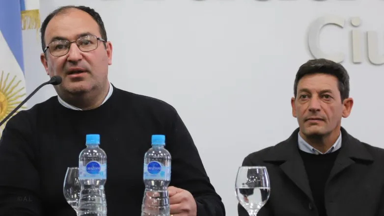 7a6b965283d4f4c0a6bb0c7374610427_L