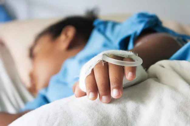 niño en hospital