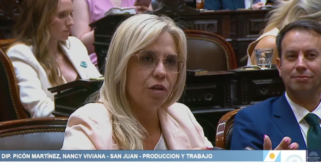 Nancy Picón, detrás Carlos Jaime