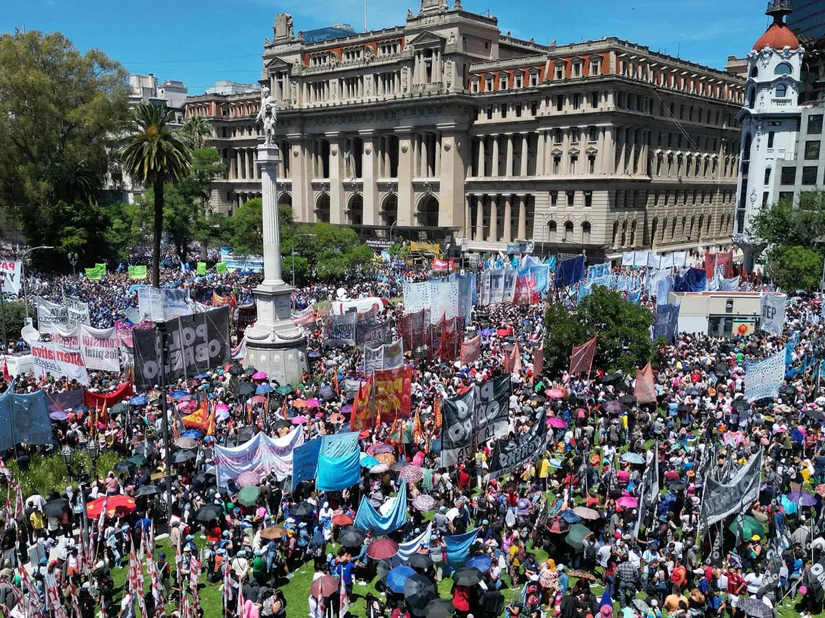 La CGT escenificó en la calle una postal de su estrategia moderada ante Milei: golpear para negociar