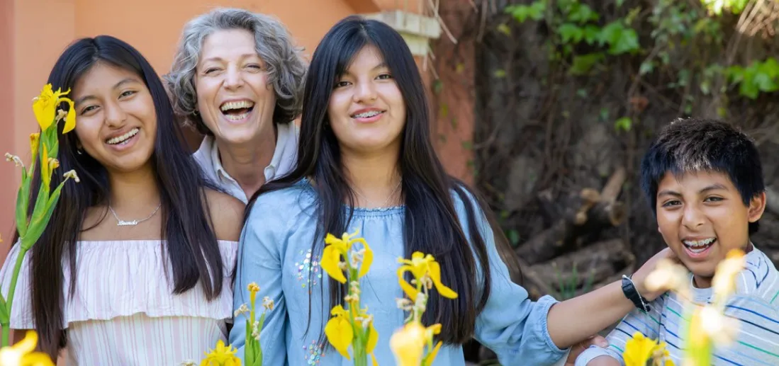 Adoptó adopción tres niños